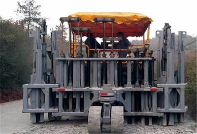 多锤头水泥路面破碎机全国租赁承接全国路面翻新破碎