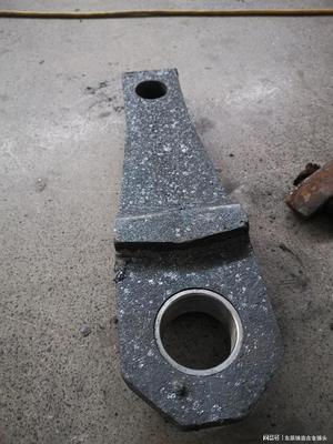 高铬合金锤头与高锰钢锤头哪个更"经打"耐磨锤头。