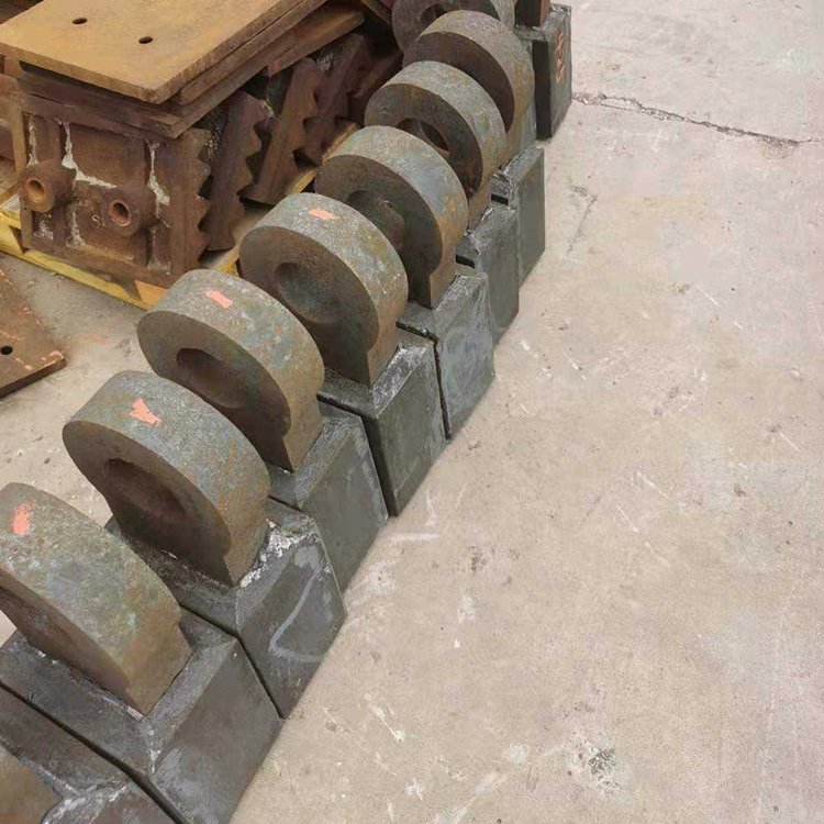 矿用重型破碎机高铬合金锤头 鼎煤锤破耐磨榔头的制造与应用