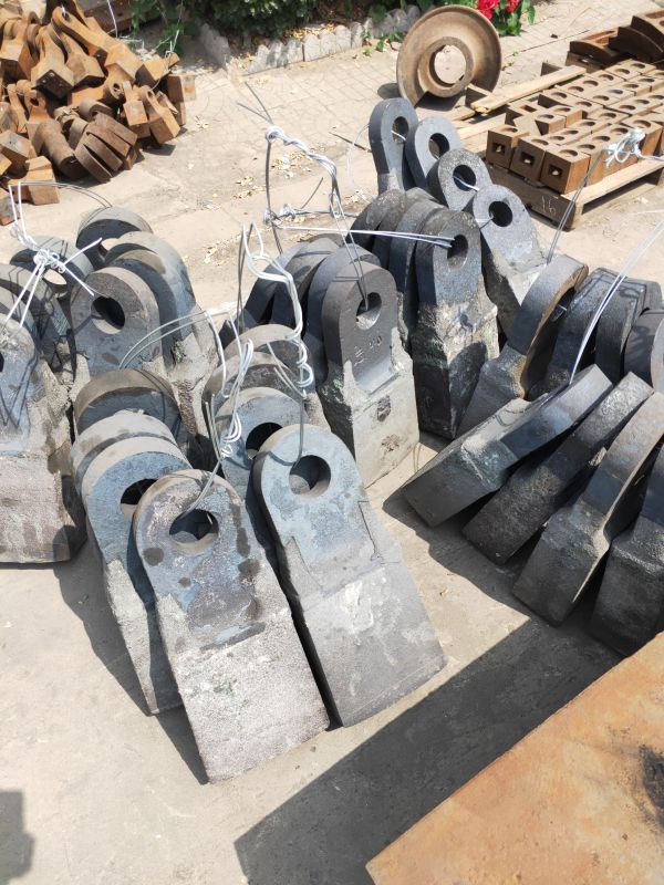 矿山石料制砂机高铬合金方锤板凳铸造件的关键作用与技术创新